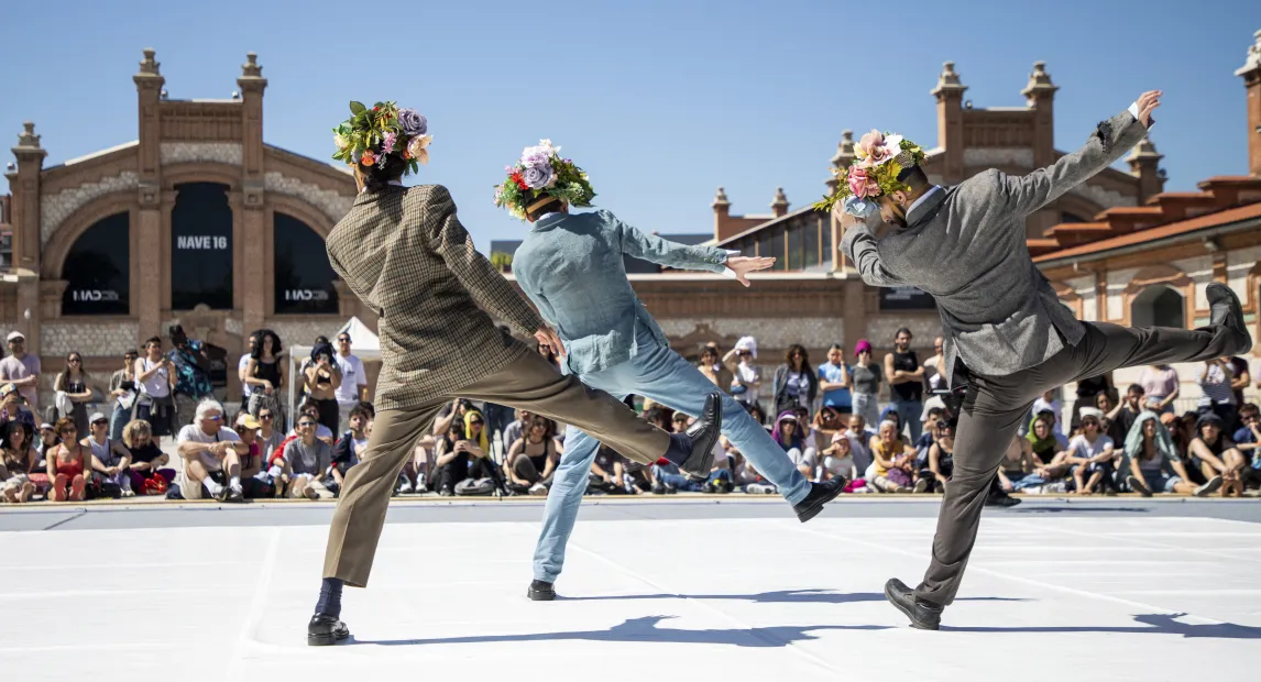 Tres bailarines danzan de espaldas