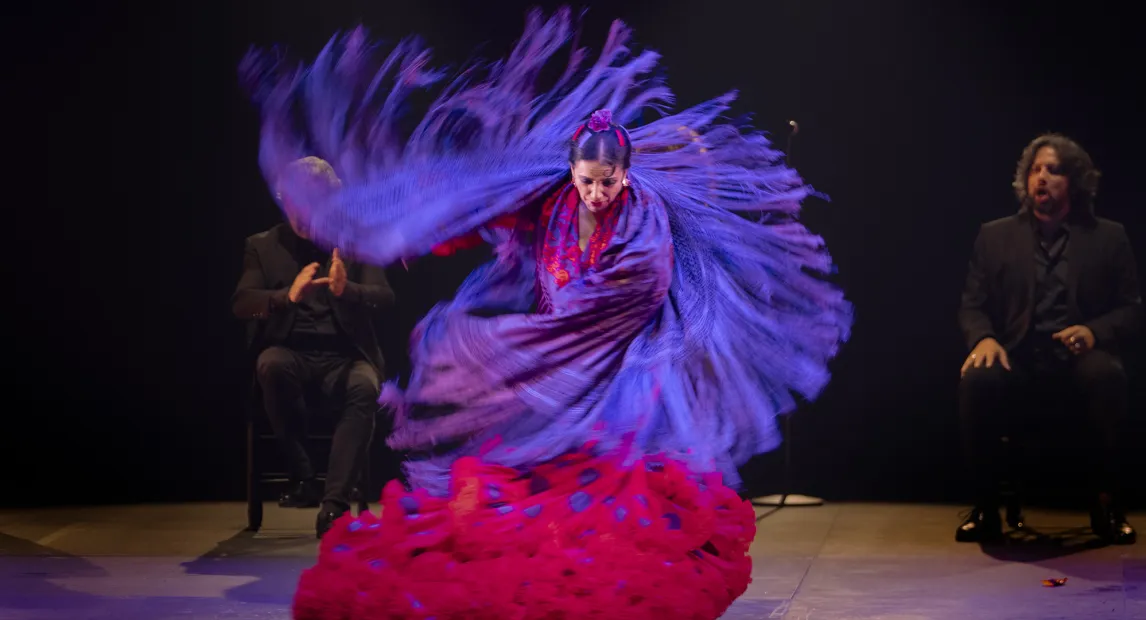 Una bailarina mueve su gran falda.