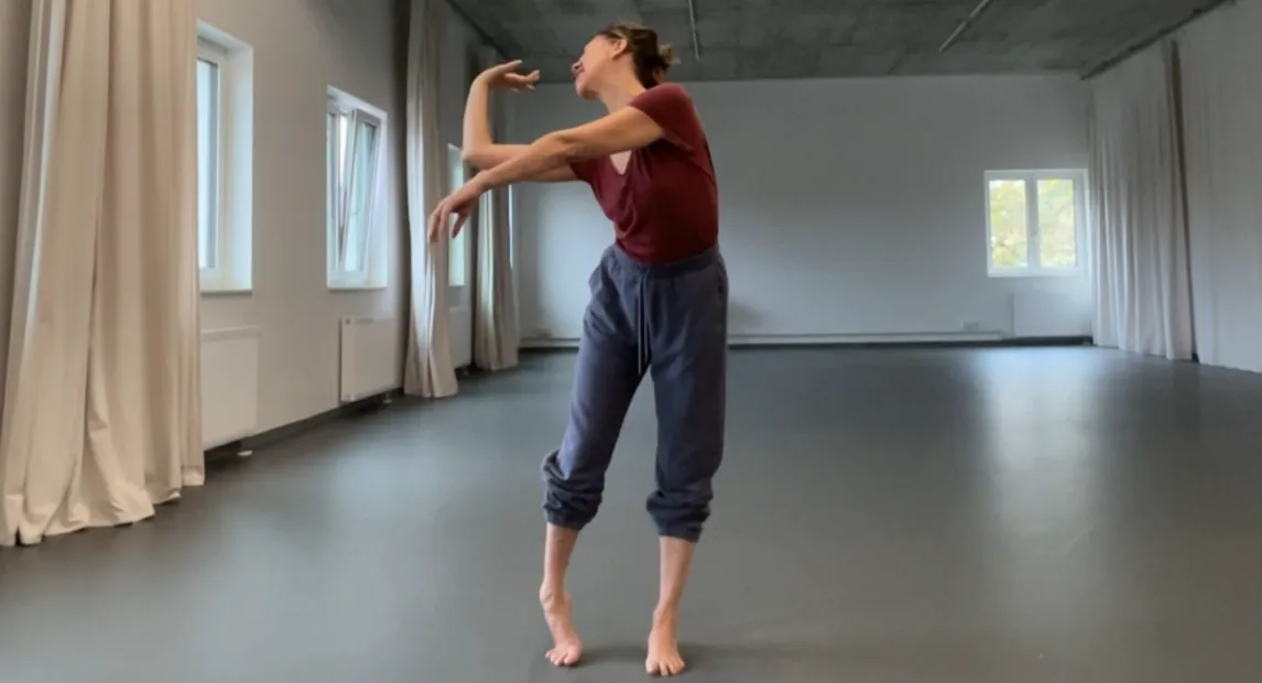 Una bailarina ensaya su presentación. 