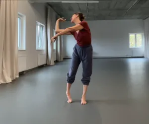 Una bailarina ensaya su presentación.